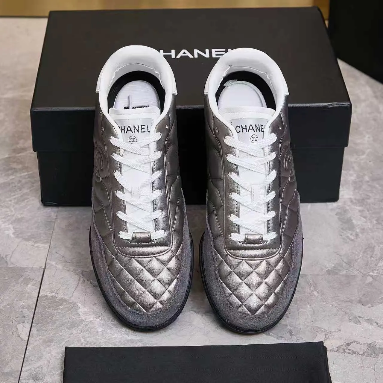 p560 Chanel Chanel - 2025 counter top casual sports shoes This classic design; the upper is electro-embroidered with a variety of craftsmanship; the outsole is fashionable and sporty; the extraordinary inclusion of a variety of color matching elements... The diversified mix and match is very beautiful and versatile, casual, fashionable, sports and outdoor can be taken into account... ꫛꫀꪝ Go➫ Materials: ❶Upper made of: Original imported mixed-breed sheep + craftsmanship ❷Inner uses: Original imported breathable sheepskin ❸ Outsole based on: Original TPU outsole Counter boutique packaging complete set Female 35–41 Male 39-45